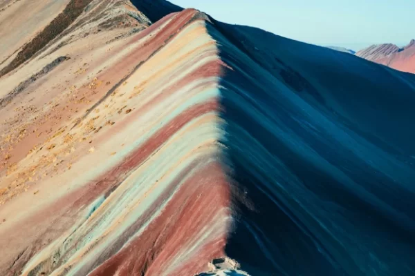 EXPLORA EL ENIGMA NATURAL DE POR QUÉ ES COLORIDA LA MONTAÑA DE COLORES PERÚ