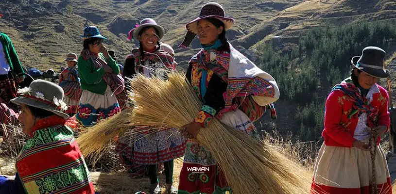 Mujeres en el proceso de tejido de soguillas con paja en Quehue, Canas, Cusco