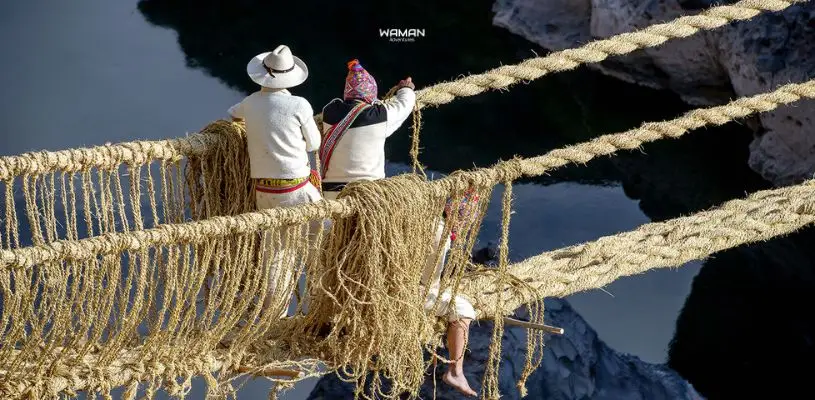 Pobladores de Quehue en proceso de tejido con soguillas de paja en el Puente Qeswachaka.