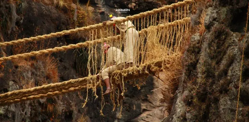 Pobladores tejiendo el último puente inca Queswachaka