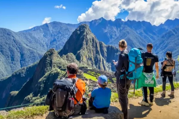 THE DEFINITIVE GUIDE TO THE SHORT INCA TRAIL TO MACHU PICCHU: THE ADVENTURE AWAITS YOU