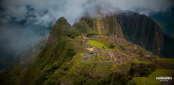 temporada húmeda en Machu Picchu rodeada de neblina