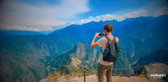 vista desde la montaña machu picchu con un turista tomando foto
