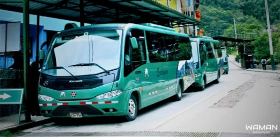 Buses de la empresa CONSETUR, que cubre la ruta desde el pueblo de Aguas Calientes hacia Machu Picchu