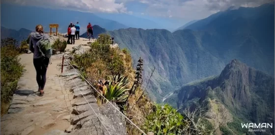 Turistas en la cima de la montaña Machu Picchu