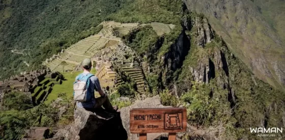 Viajero en la cima del Huchuy Picchu