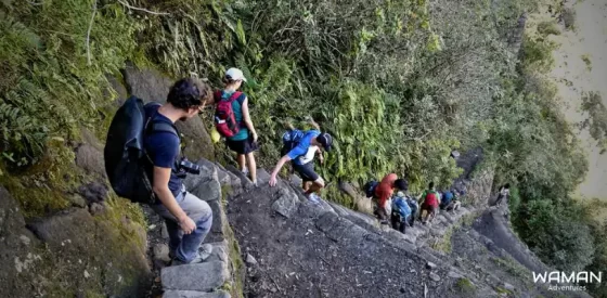 Turistas caminando por la ruta del Huayna Picchu