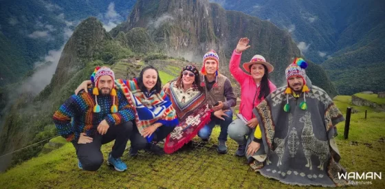 Turistas tomándose la fotografia postal en Machu Picchu