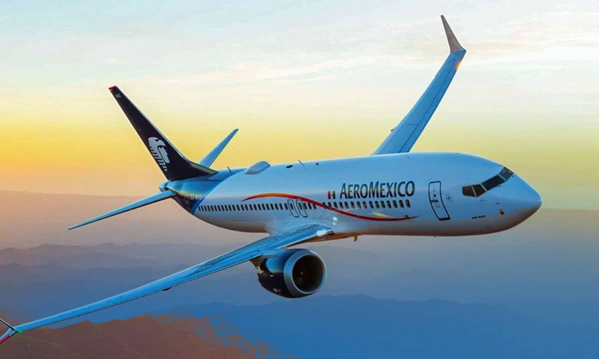 Aeromexico aircraft flying at sunset, used as a visual reference for air connections and travel between Mexico and Peru.