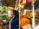 Guía de Mercados en Cusco: Qué Comprar y Dónde Una turista apreciando los exóticos frutos del Cusco.