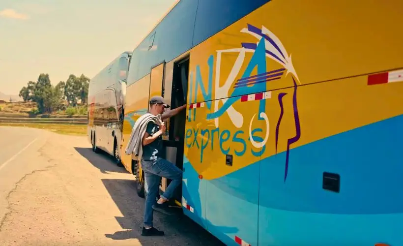 Un turista sube a los vehículos que recorren la Ruta del Sol.