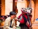 Guía básica de aclimatación en Cusco para evitar el soroche desde el primer día Un turista inhalando el aroma de la muña para aliviar los síntomas del soroche.