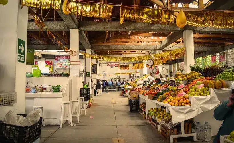 Vendedoras cusqueñas en su rutina diaria en el Mercado de San Blas.