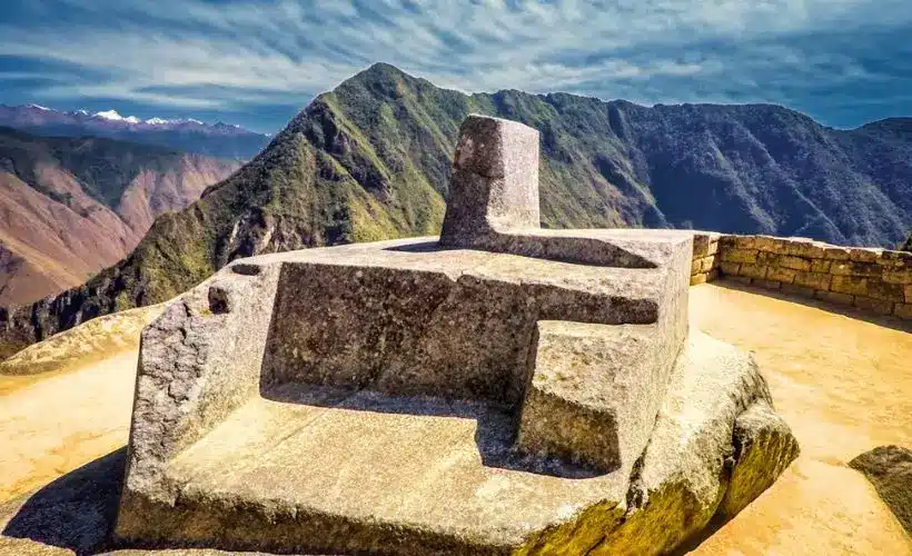 El Intihuatana, situado en la imponente Fortaleza de Machu Picchu, es un testimonio del ingenio Inca.