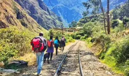 Hidroeléctrica a Machu Picchu por la ruta alternativa de 10 km que llega a Aguas Calientes Hidroeléctrica a Machu Picchu por la ruta alternativa de 10 km que llega a Aguas Calientes