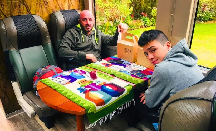 La familia comparte momentos únicos a bordo de un tren.