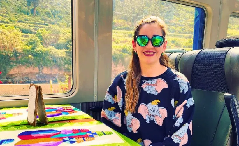 La viajera elige el tren Vistadome, ya que desea tener vistas más memorables.