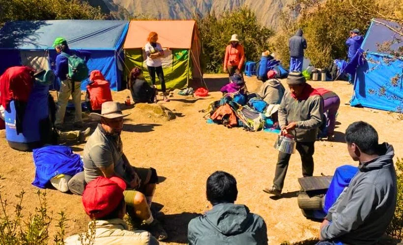 Un campamento en el Camino Inca, lleno de turistas.