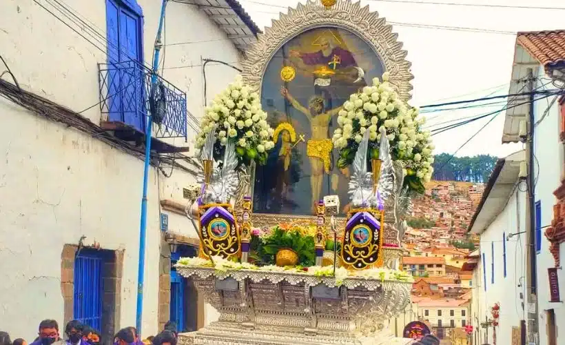 En Cusco se realiza la procesión del Señor de los Milagros.