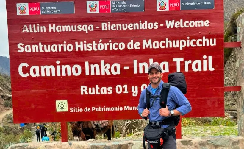 El turista lleva todo su equipaje y sabe que llevar a Camino Inca.