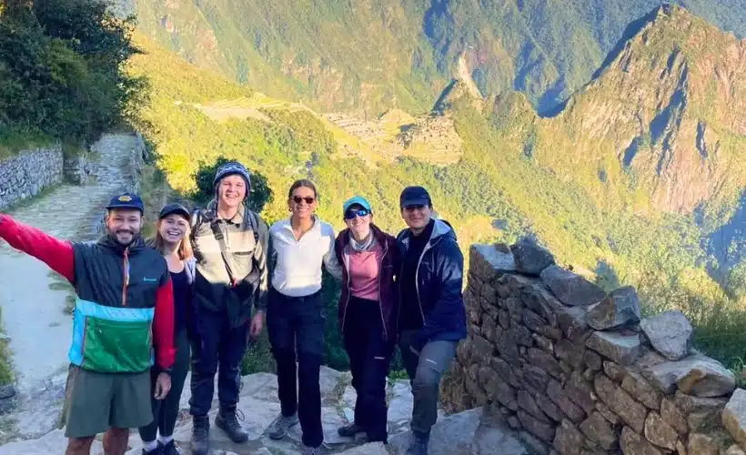 Este mes es ideal para recorrer rutas como el Camino Inca, donde los turistas llegan hasta Inti Punku.