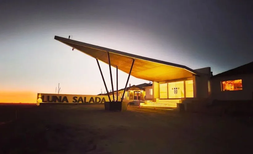 El hotel de sal en Uyuni es una opción única de alojamiento que te permite descansar rodeado de paisajes impresionantes.