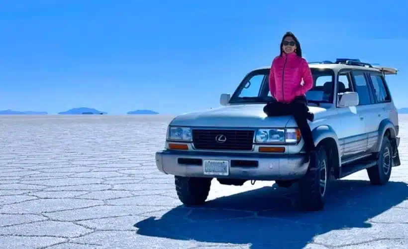 La turista prefiere recorrer el Salar de Uyuni en camioneta para disfrutar con mayor comodidad.