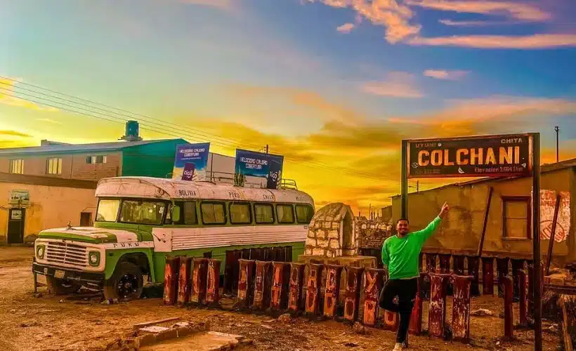 El turista recibe la magia del atardecer en Colchani. 