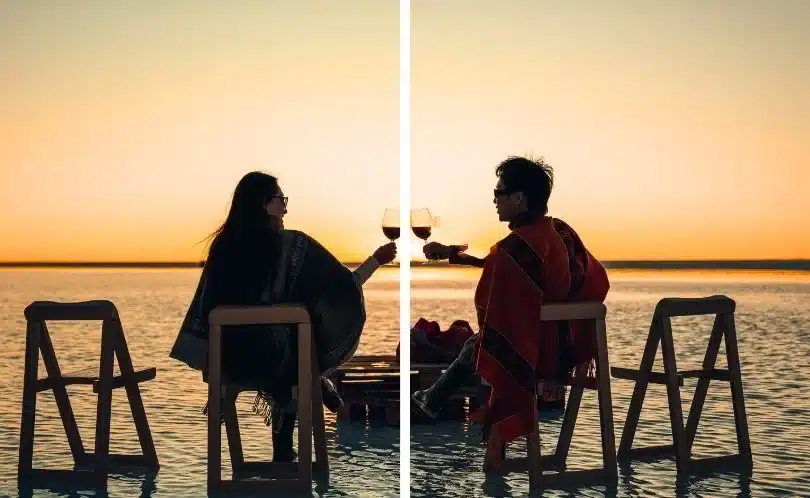Pareja disfruta de una pausa durante el atardecer en el Salar de Uyuni