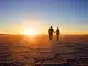 Viajar en pareja es la opción preferida de muchos turistas para disfrutar del atardecer.