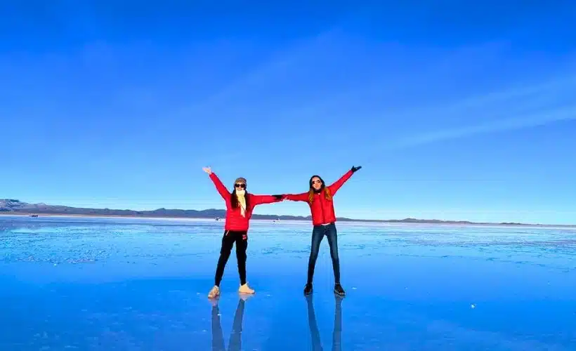 Las turistas suelen seguir los consejos básicos en Uyuni para disfrutar mejor del viaje.