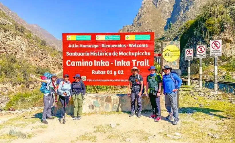 Los turistas disfrutan del trekking en Perú, específicamente en Cusco.