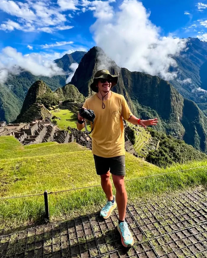 Machu Picchu entre montañas verdes y nubes durante una visita