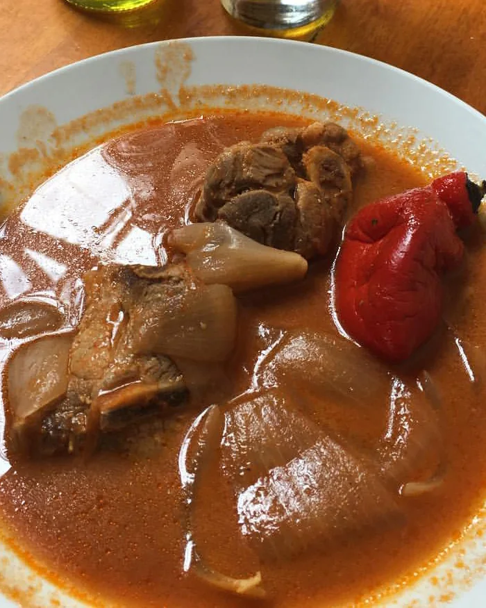 El adobo cusqueño es un estofado tradicional de cerdo marinado en chicha de jora, ají panca y especia.