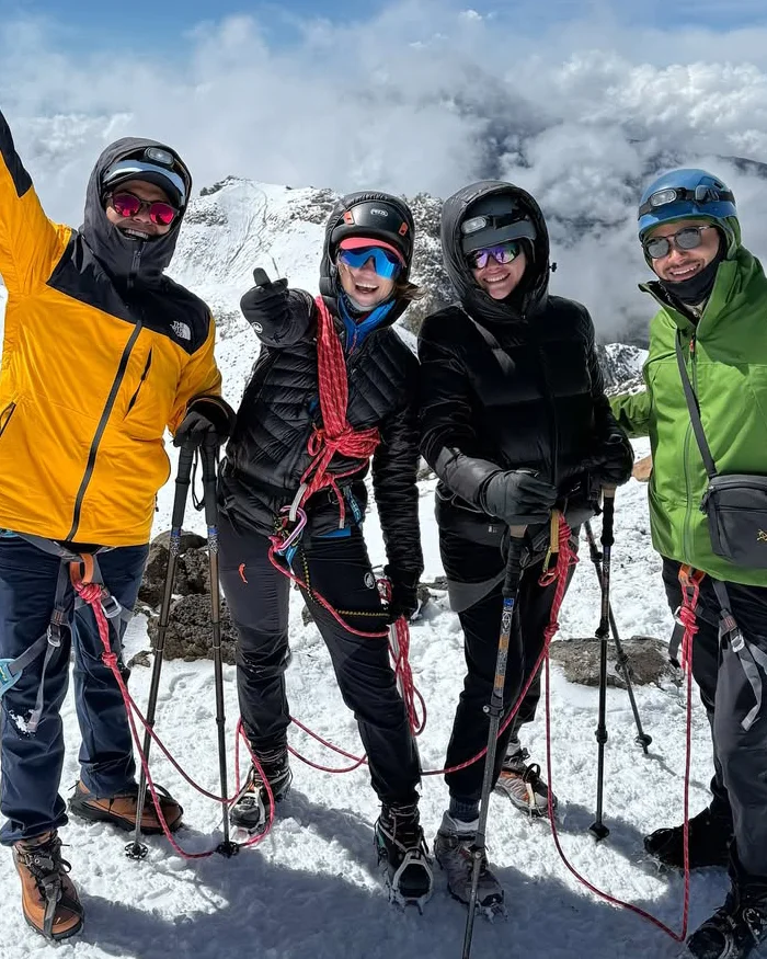 Todos los viajeros llevan ropa térmica, cascos, gafas protectoras y están sujetos con cuerdas de seguridad en la ruta del Iztaccíhuatl.