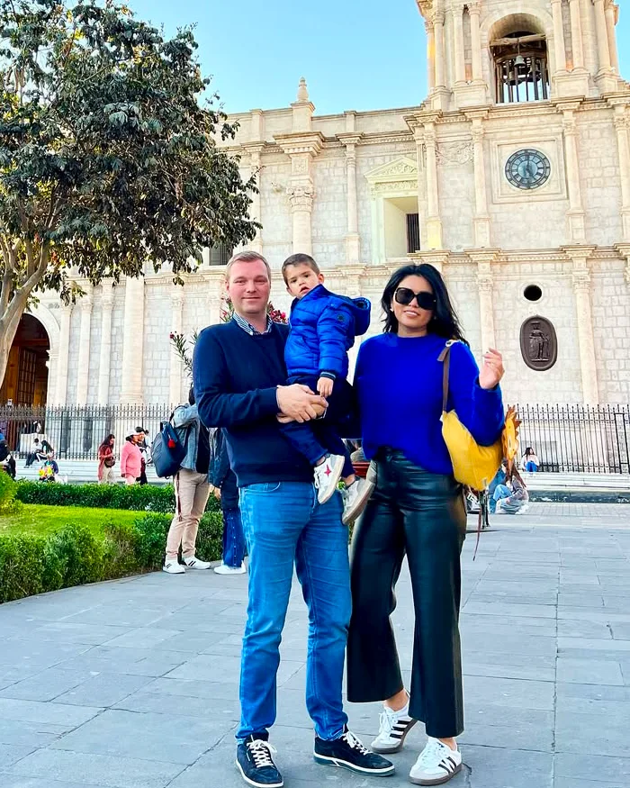 Pareja visita la Plaza de Armas y la Catedral de Arequipa