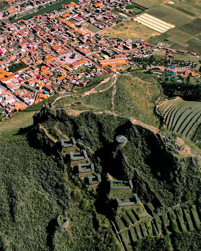 Sitio arqueológico de Pisac con terrazas agrícolas en el Valle Sagrado