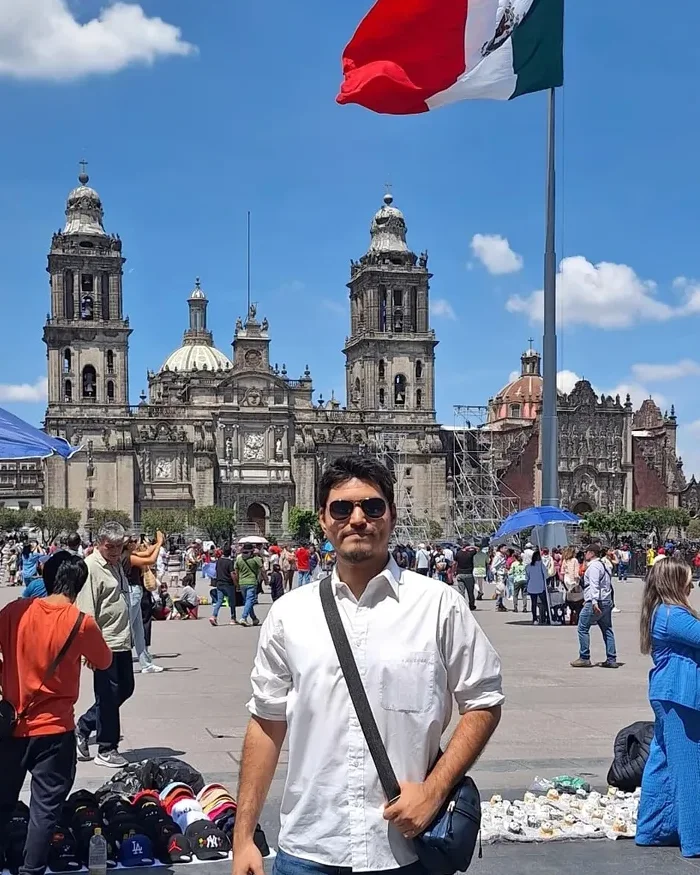 De día, la Plaza de la Constitución vibra con música, ferias y manifestaciones.