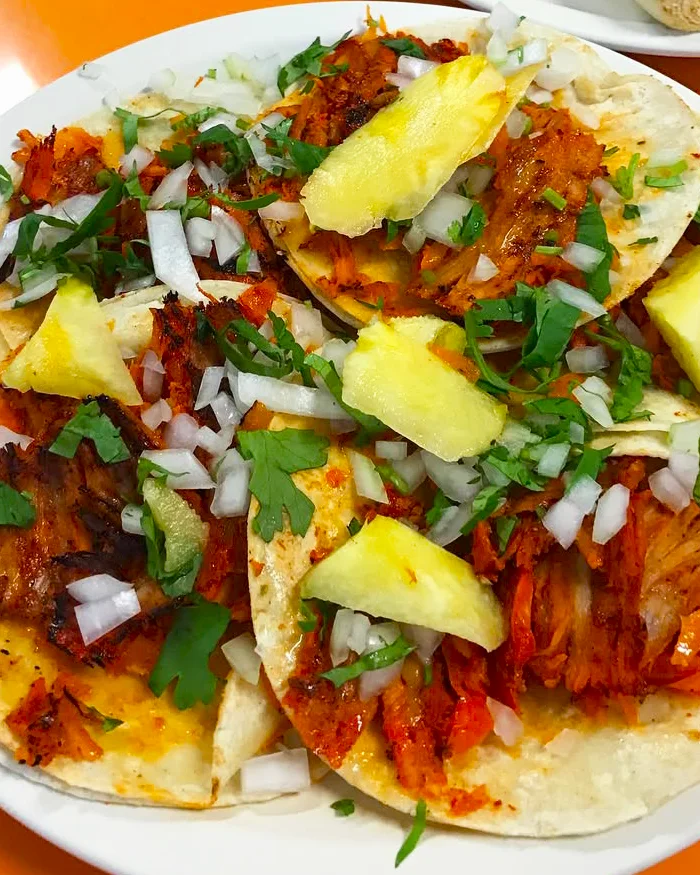 Cada taco al pastor es una explosión de sabores que combina tradición.