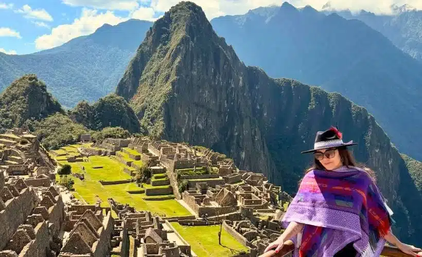 Desde la terraza superior tienes una vista cercana de Machu Picchu.