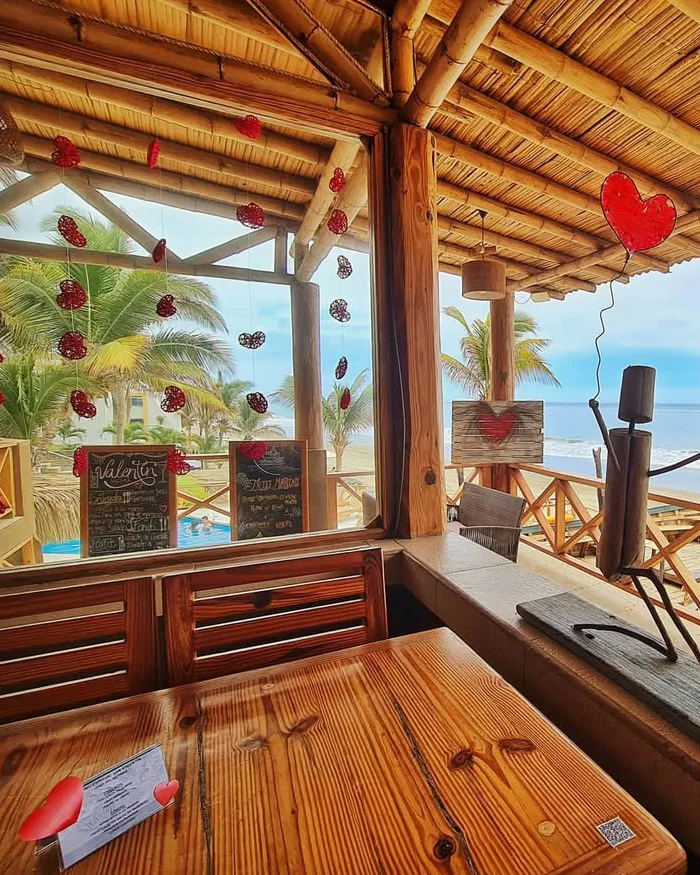 Decoración romántica en un alojamiento frente al mar en Perú