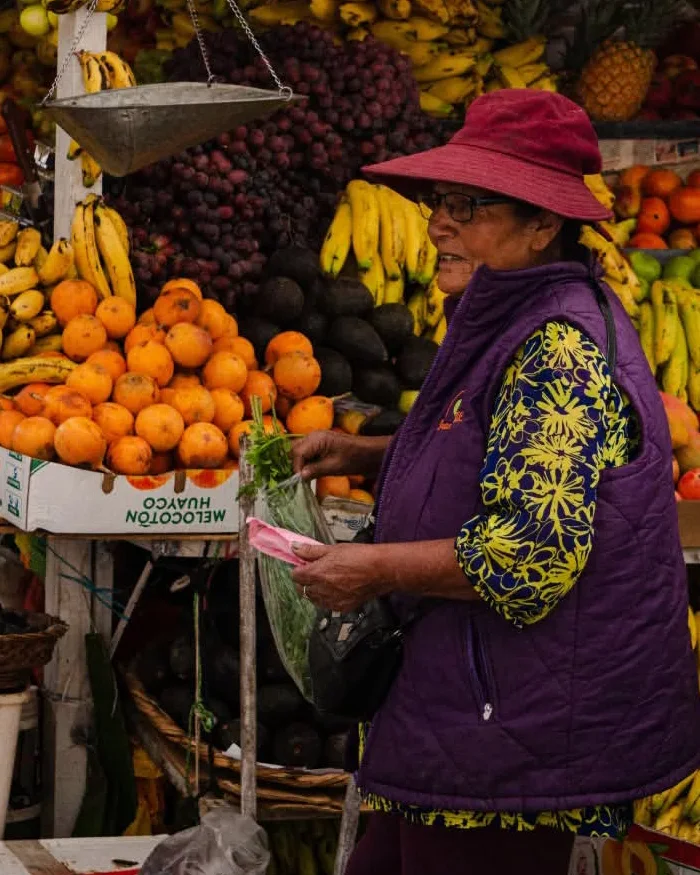 En los mercados andinos, las vendedoras ofrecen frutas frescas y de temporada.