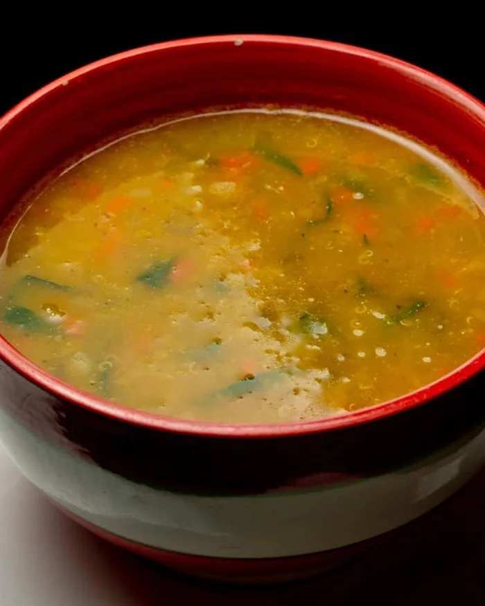 Es una sopa tradicional de los Andes, espesa y nutritiva, preparada con papa, chuño, carne, maíz y hierbas aromáticas