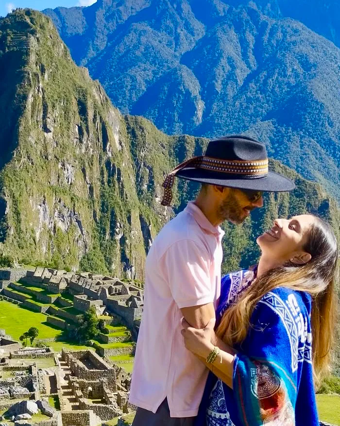 Pareja posa frente a Machu Picchu y la montaña Huayna Picchu