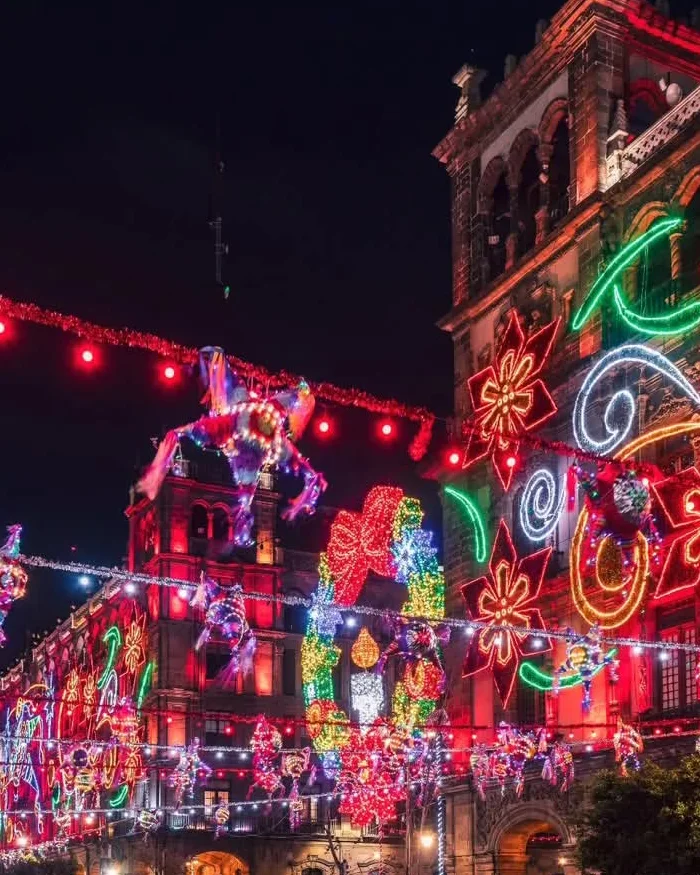 La Ciudad de México se viste de fiesta con luces multicolores que adornan edificios históricos.