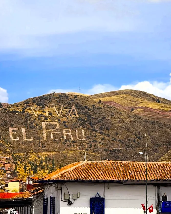 Uno de los cerros de Cusco luce el tradicional mensaje “Viva el Perú”.