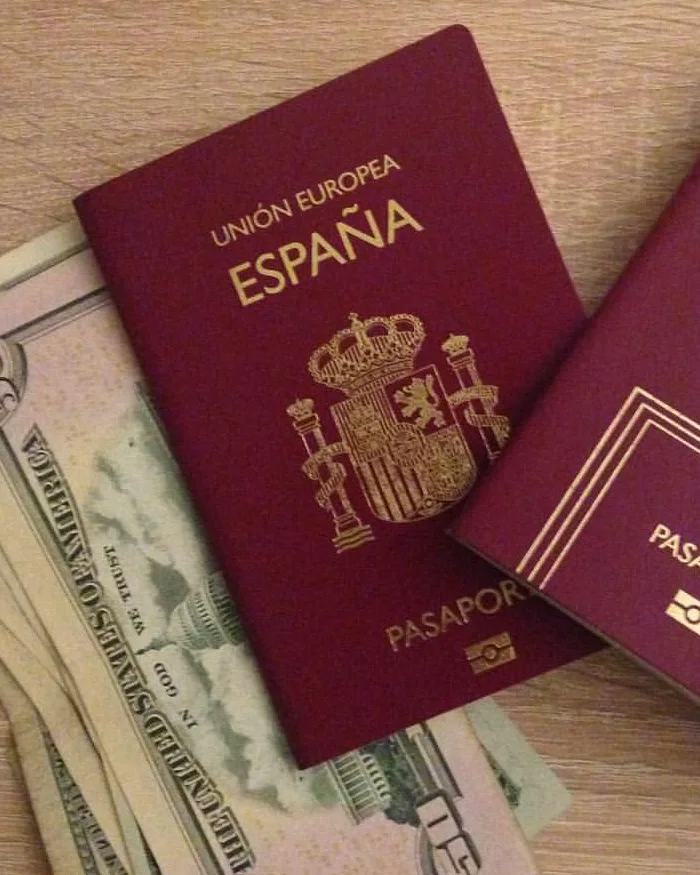 Pasaportes y dinero preparados para un viaje en pareja a Perú