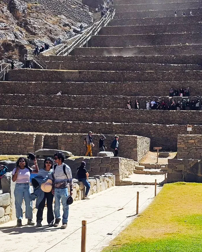 Escalinatas empinadas permiten el acceso a las terrazas superiores, desde donde se aprecian vistas espectaculares del valle.