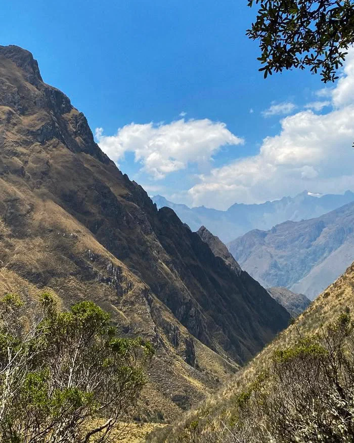 El paisaje andino, con sus montañas altas y escarpadas cubiertas de vegetación seca, te sacará de la rutina.