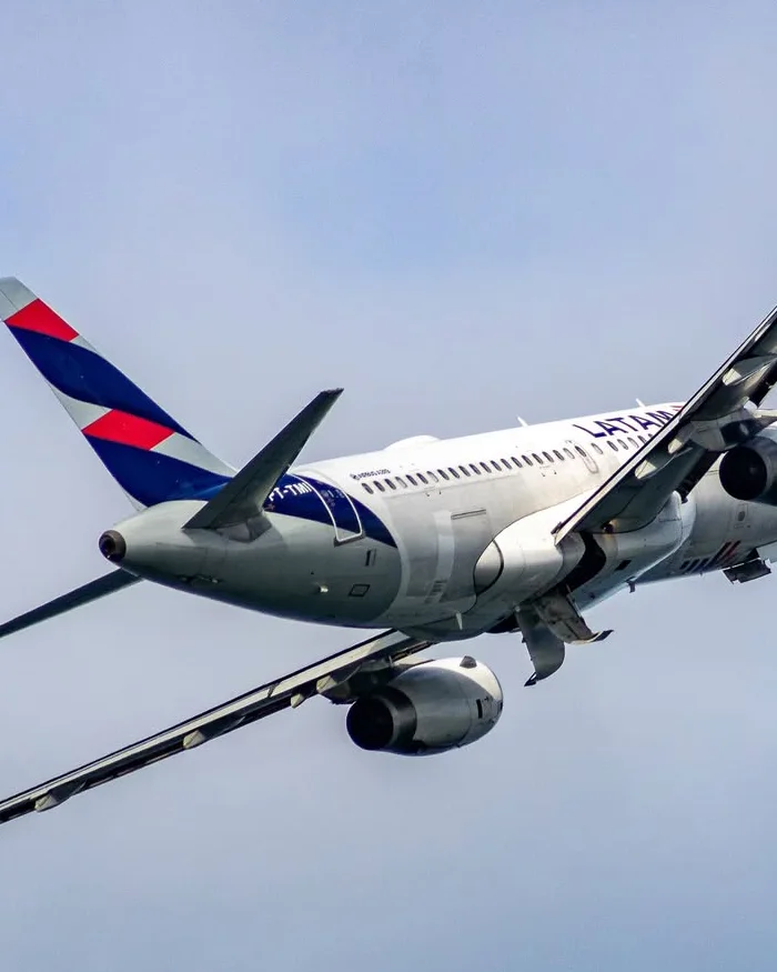Avión despega durante el inicio de un viaje de México a Perú